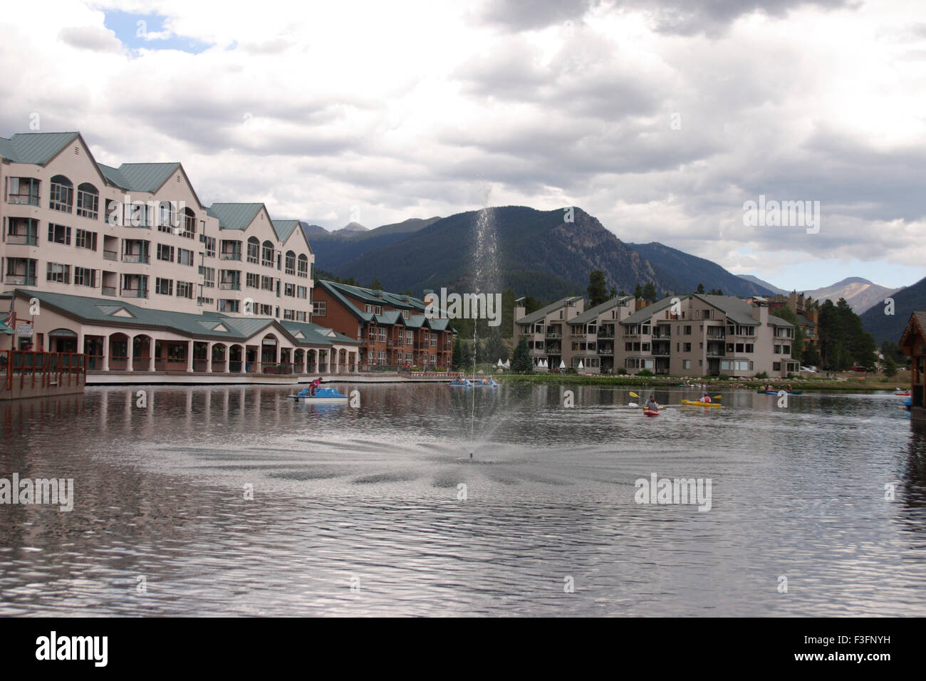 Lake side resort et fontaine dans le lac lui-même ; Californie ; U.S.A. United States of America Banque D'Images