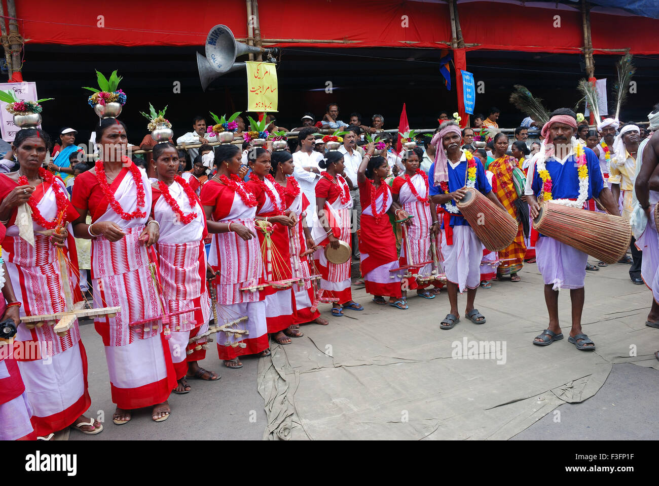 Des artistes de danse folklorique du Bengale Banque D'Images