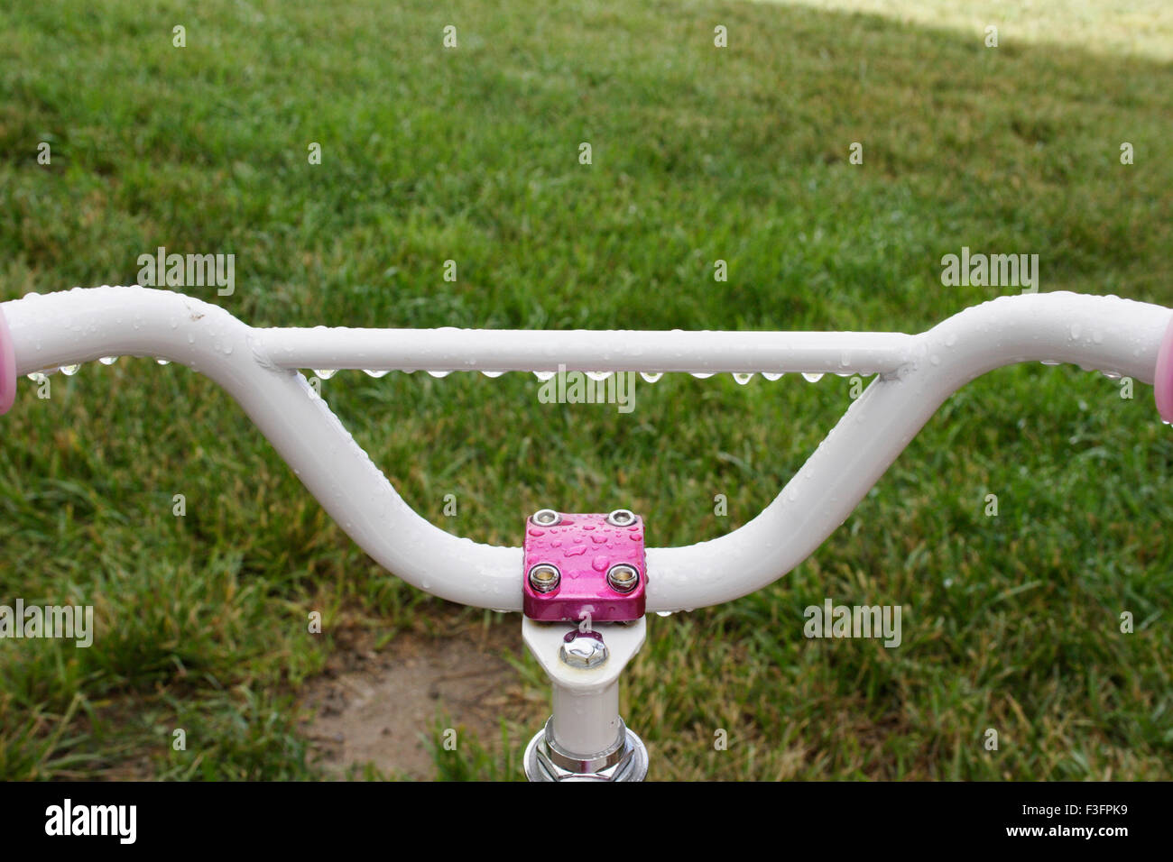 Gouttes d'eau sur la poignée du cycle Banque D'Images