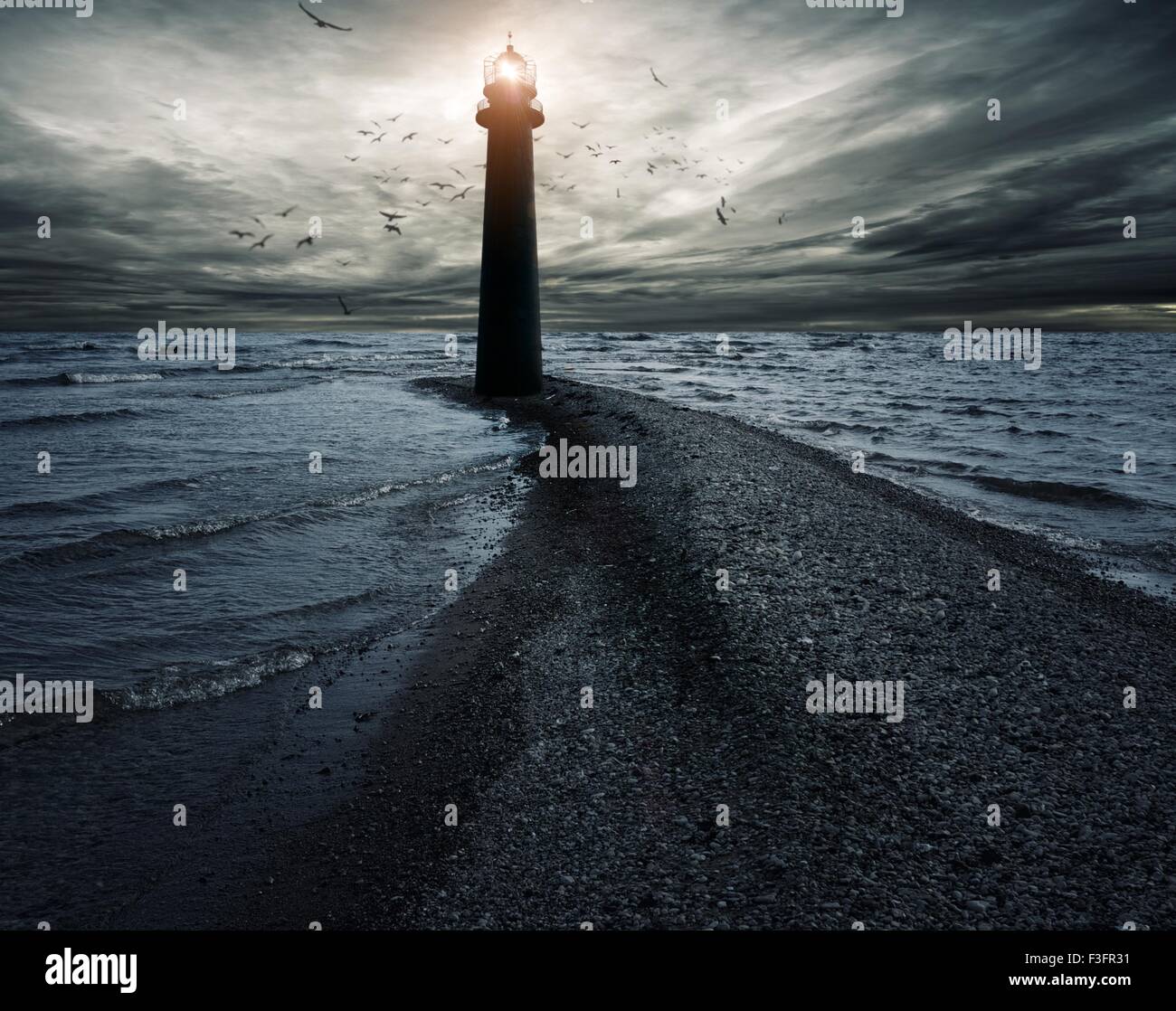 Ciel d'orage sur lighthouse Banque D'Images