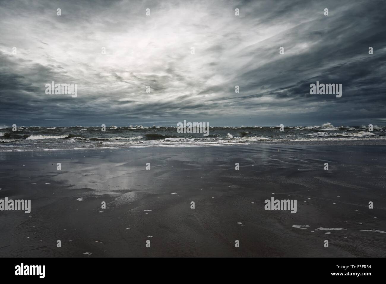 Ciel d'orage sur la côte de sable Banque D'Images