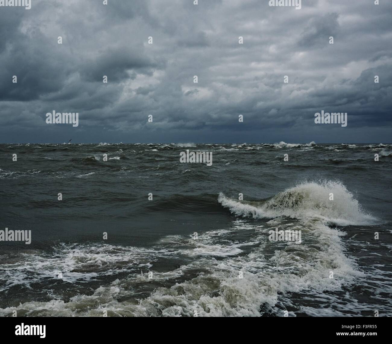 Ciel d'orage sur une mer Banque D'Images