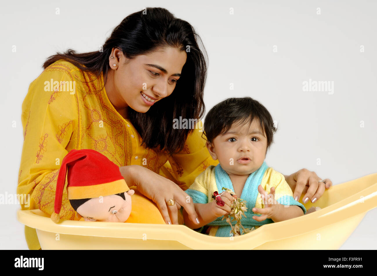 Bebe Jouant A L Indien Baignoire Jaune Avec La Mere Monsieur Photo Stock Alamy