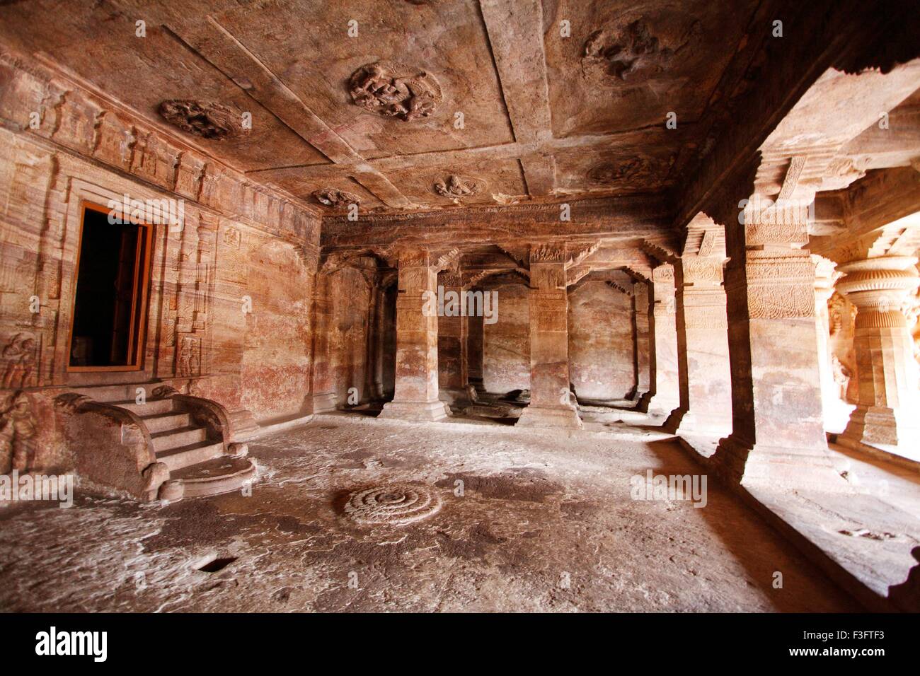 L'intérieur de la plus grande grotte 3 ; Badami ; Karnataka Inde ; Banque D'Images