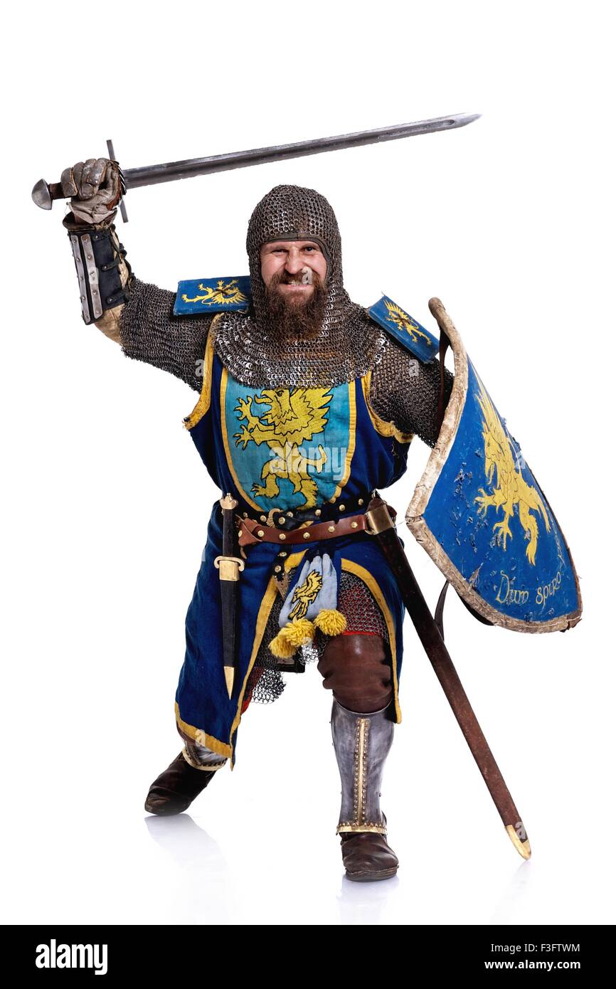 Chevalier médiéval en position d'attaque Photo Stock - Alamy