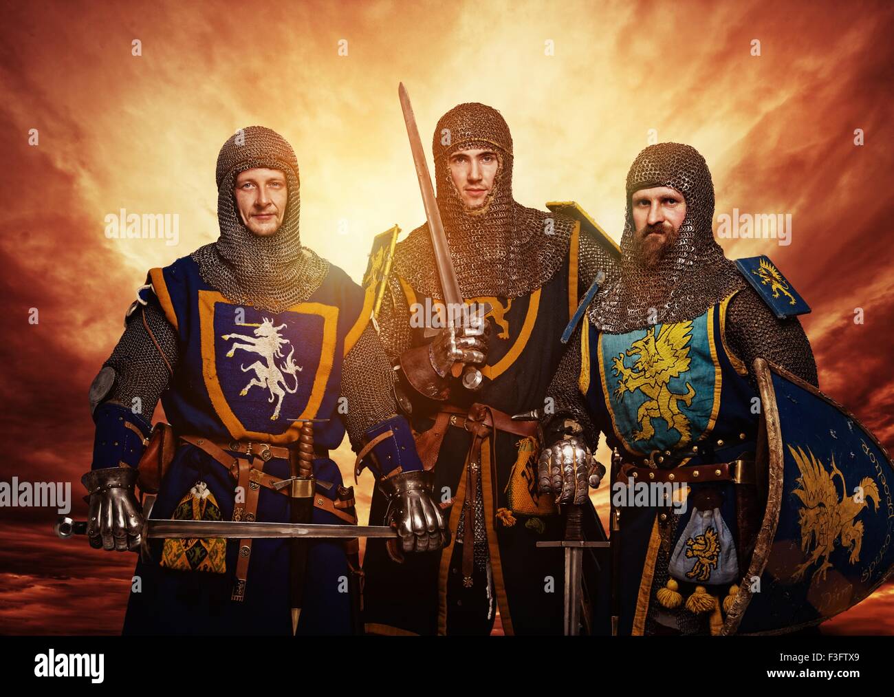 Trois chevaliers médiévaux contre ciel d'orage. Banque D'Images
