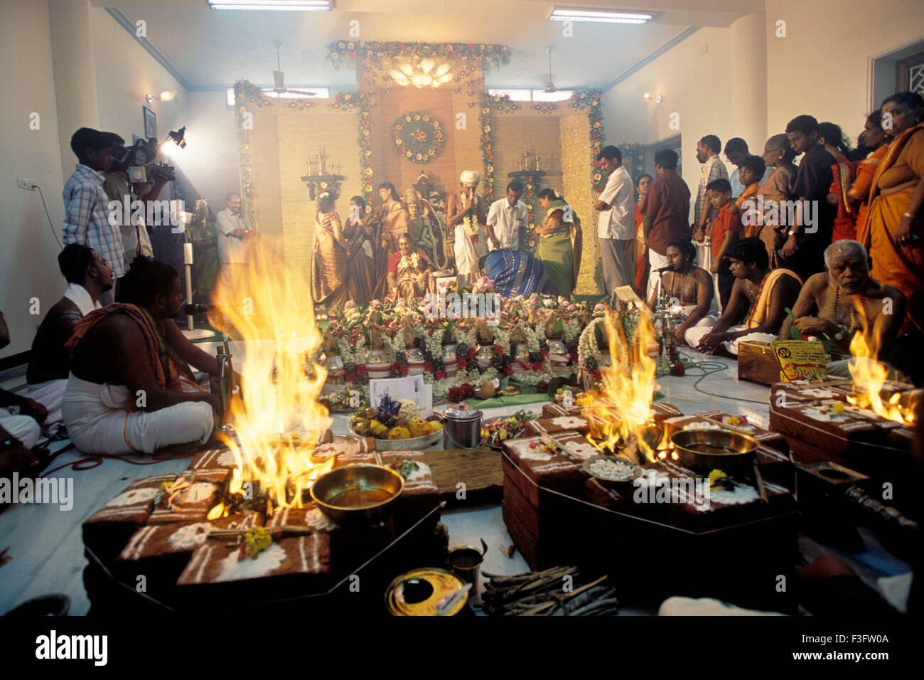 Sathabhishekam (80e jour de naissance) ; le chant védique sanctifiés avant le feu sont effectués ; Tamil Nadu Inde ; Banque D'Images