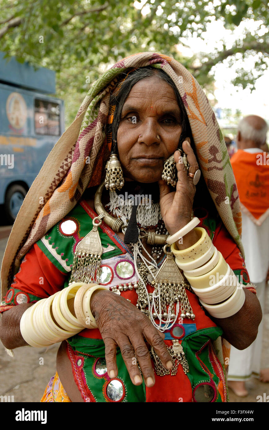 Une femme Banjara (parmi les plus richement vêtue de la communauté nomade) à l'Andhra Pradesh Tirumalai ; Inde ; Banque D'Images