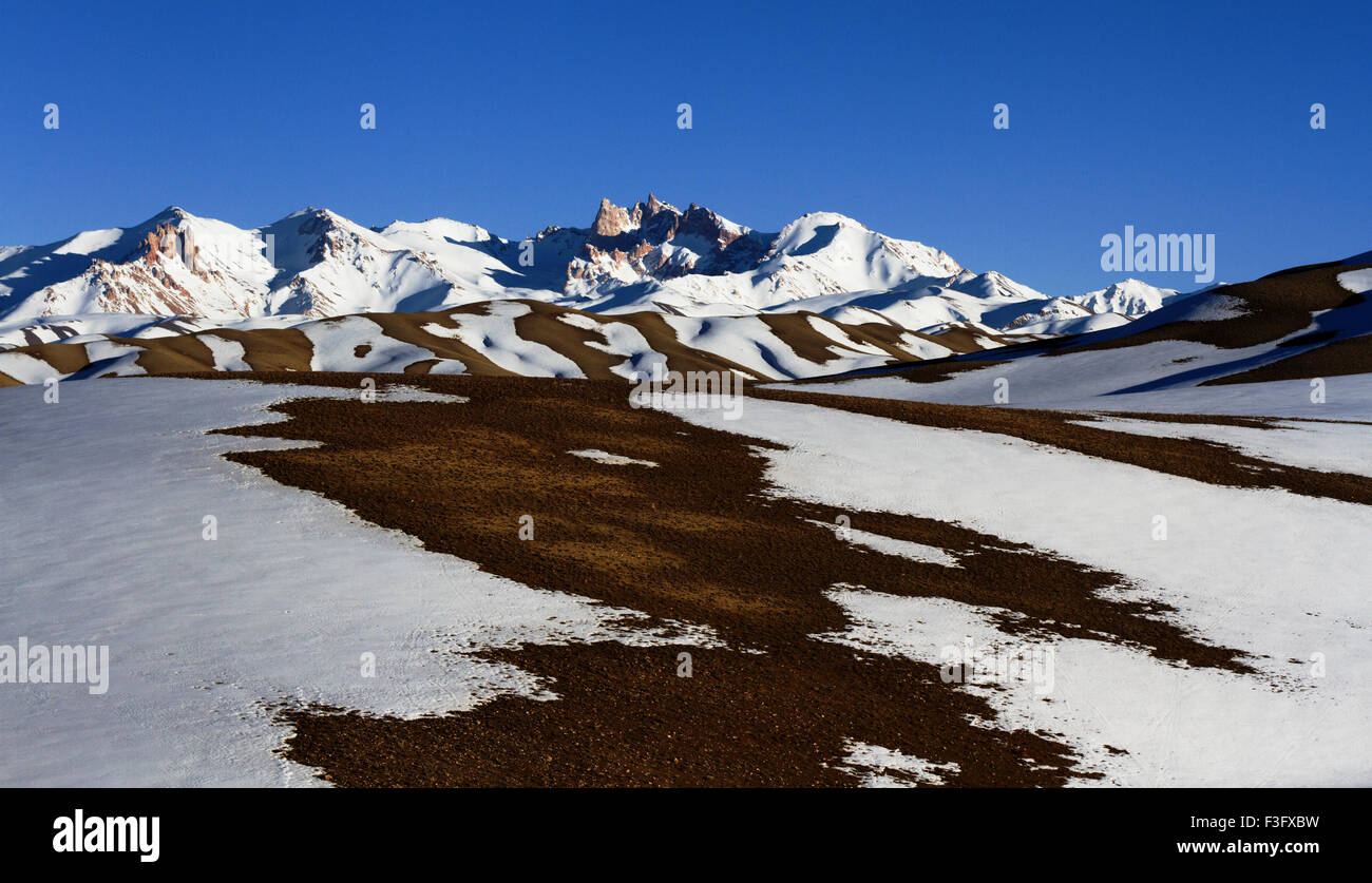 Terre et de la neige des montagnes lié Banque D'Images