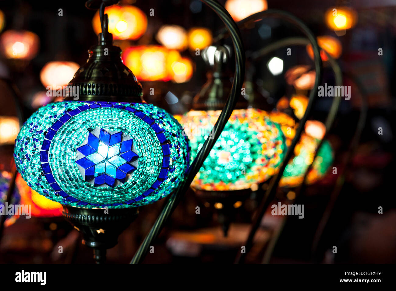 Belles lanternes mosaïque colorée sur la rue du marché Banque D'Images