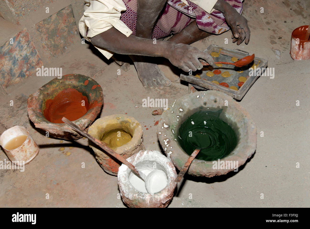 Man making Athangudi en céramique carreaux qui ne sont pas assez lourds et coûteux ; Tamil Nadu Inde ; Banque D'Images