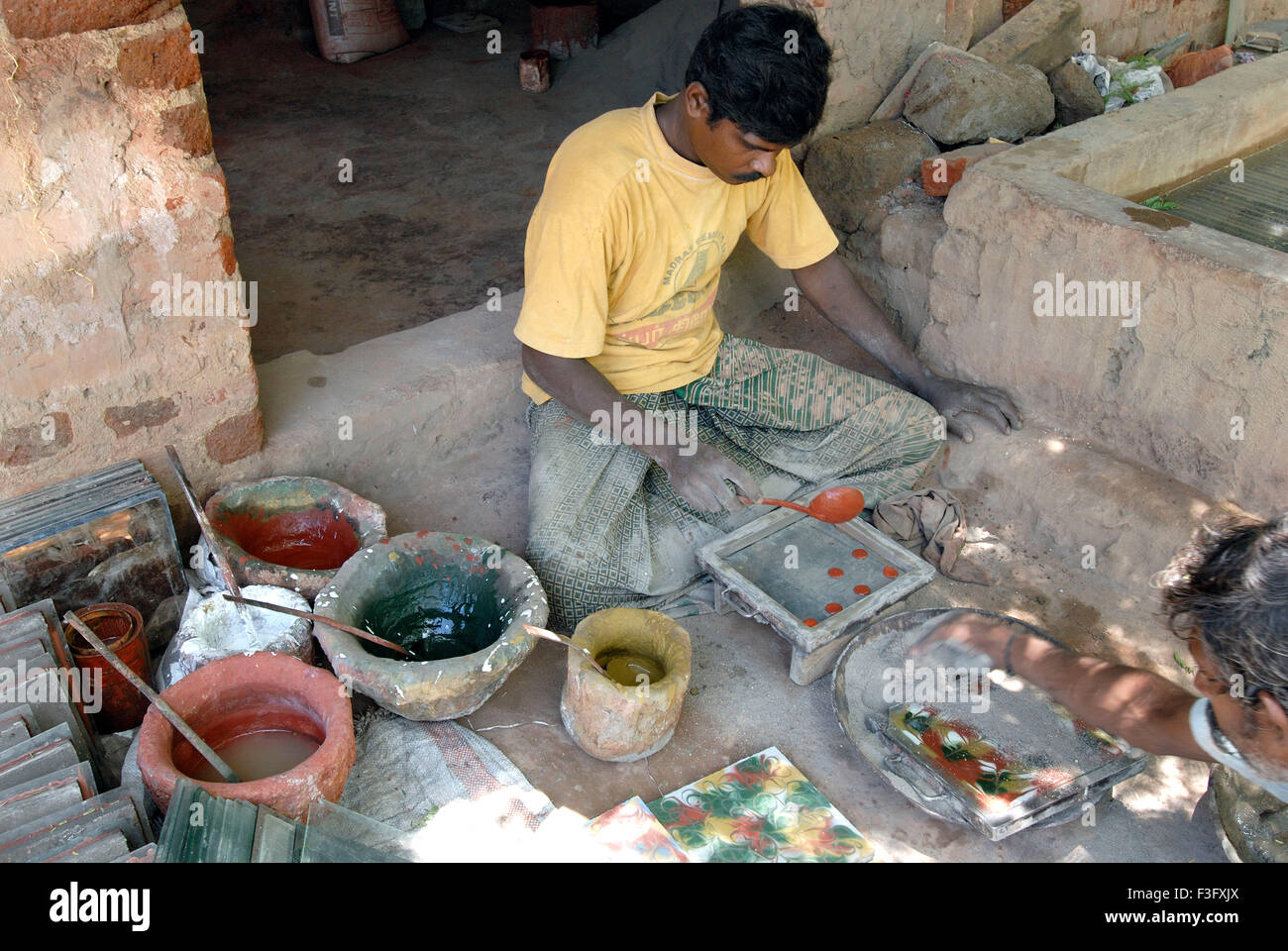 Man making Athangudi en céramique carreaux qui ne sont pas assez lourds et coûteux ; Tamil Nadu Inde ; Banque D'Images