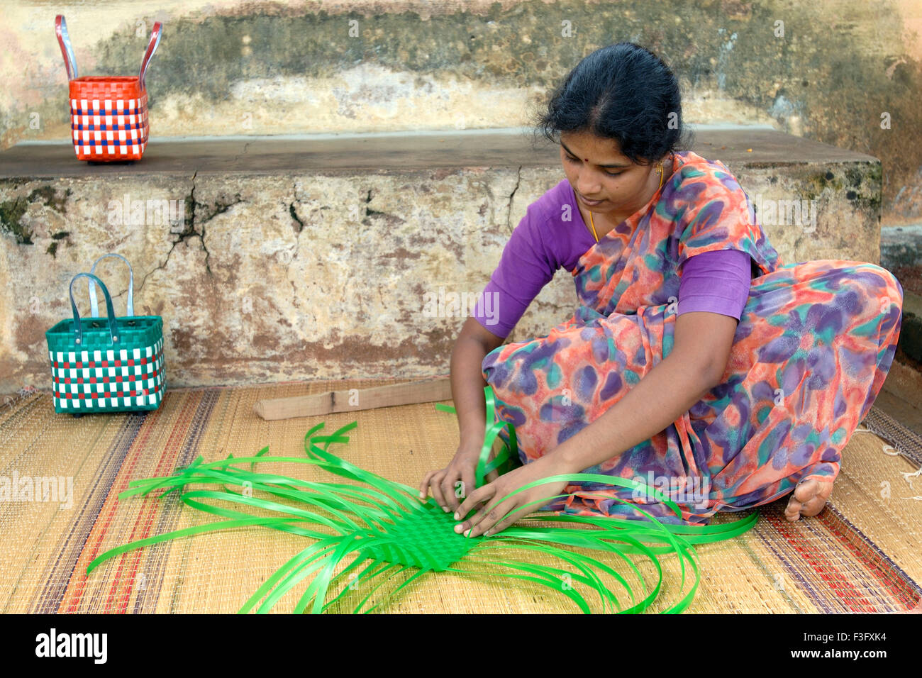 Femme tissage de bandes en plastique panier, Tamil Nadu, Inde, Asie, Indien, Asian, MR#777A, dpa 134980 maa Banque D'Images