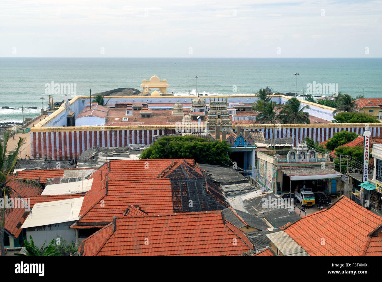 Temple de Kumari Amman centre de pèlerinage populaire construit par les rois Pandya au 8ème siècle ; Kanyakumari ; Tamil Nadu Inde ; Banque D'Images