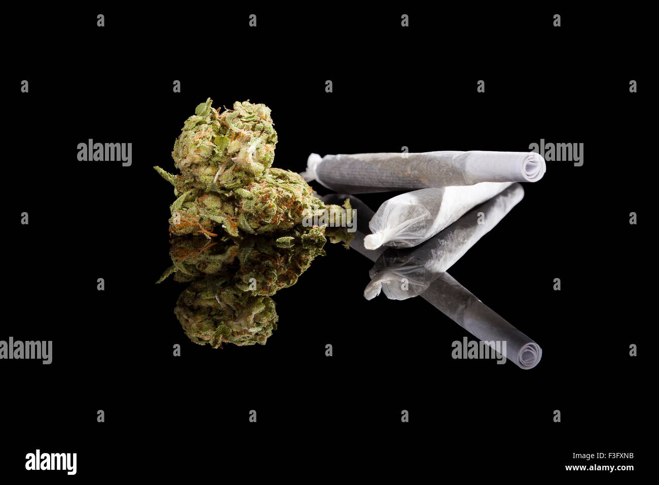 Arrière-plan de la marijuana. La cigarette de cannabis, Bud et le chanvre feuilles isolées sur fond noir. Drogues toxicomanogènes ou autre Banque D'Images
