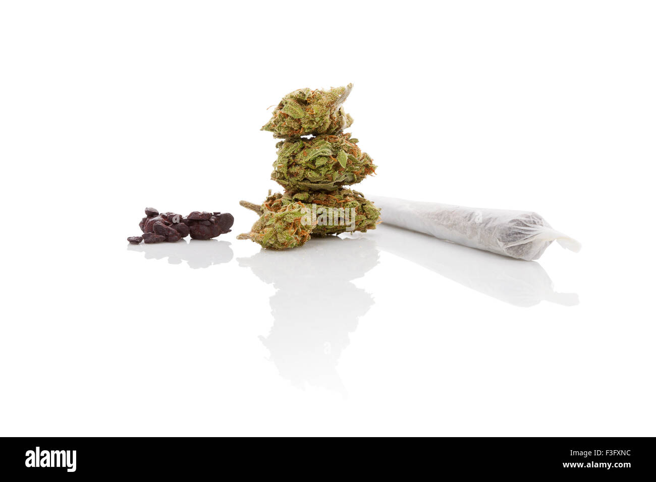 Fumer de la marijuana. L'abus de cannabis. Bud marijuana, haschisch, et roulé joint isolé sur fond blanc. Banque D'Images