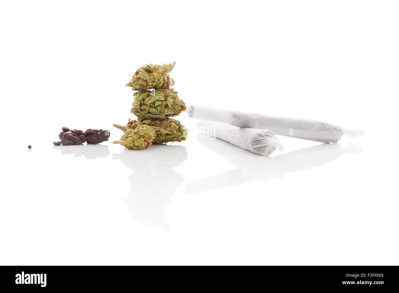 Fumer de la marijuana. L'abus de cannabis. Bud marijuana, haschisch, et roulé joint isolé sur fond blanc. Banque D'Images