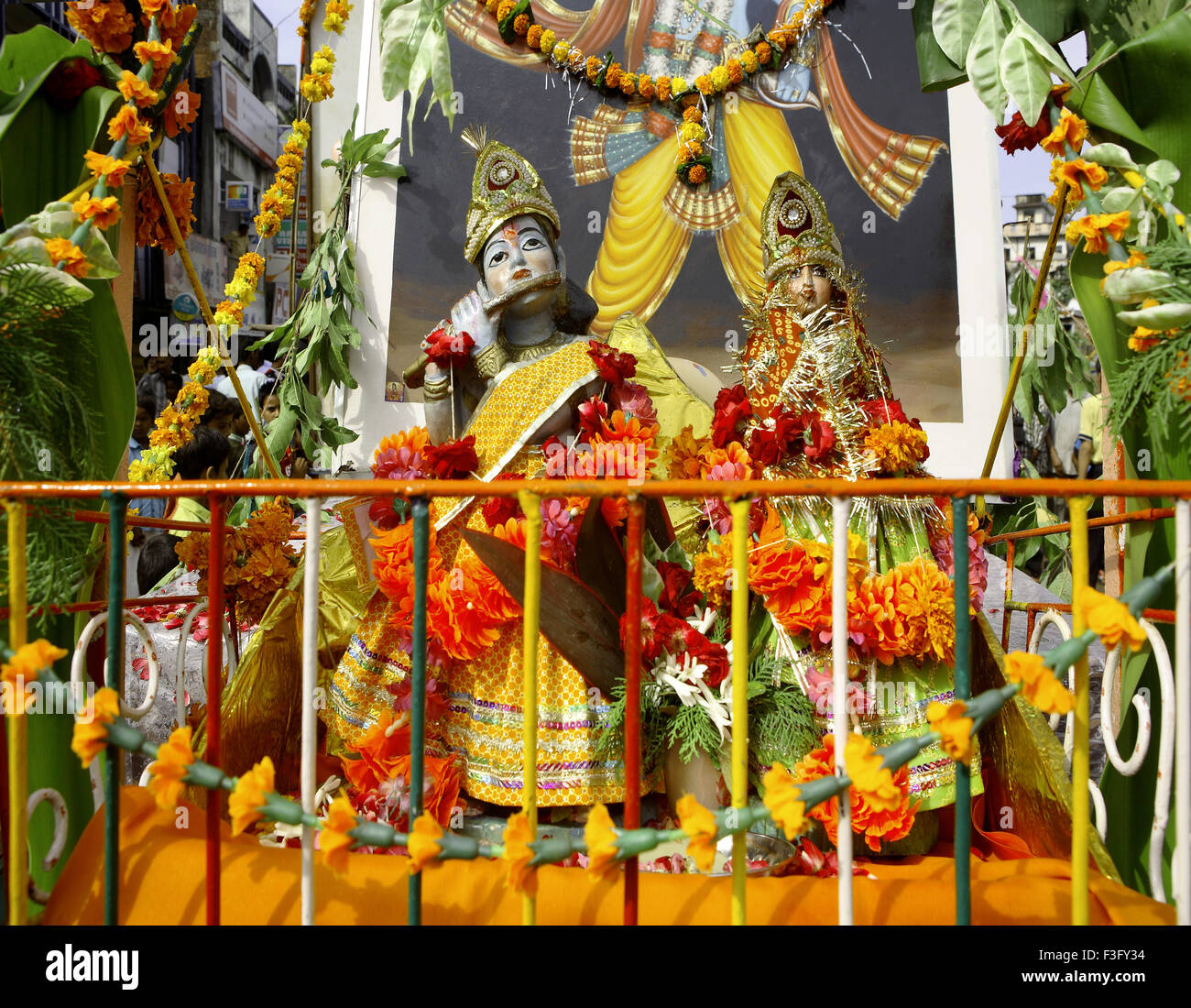 Célébration de l'anniversaire de Lord Krishna scène de carnaval avec le Seigneur Krishna Radha idoles dans chariot Jabalpur Banque D'Images