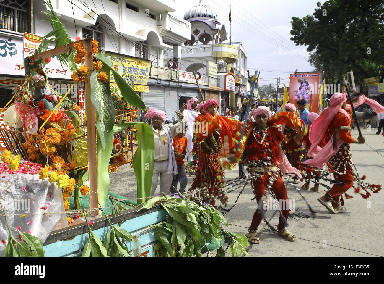 Festival Le Seigneur Krishna Janmashtami Birthday celebration carnival procession de la scène des spectacles de danse tribale bheel Jabalpur Banque D'Images
