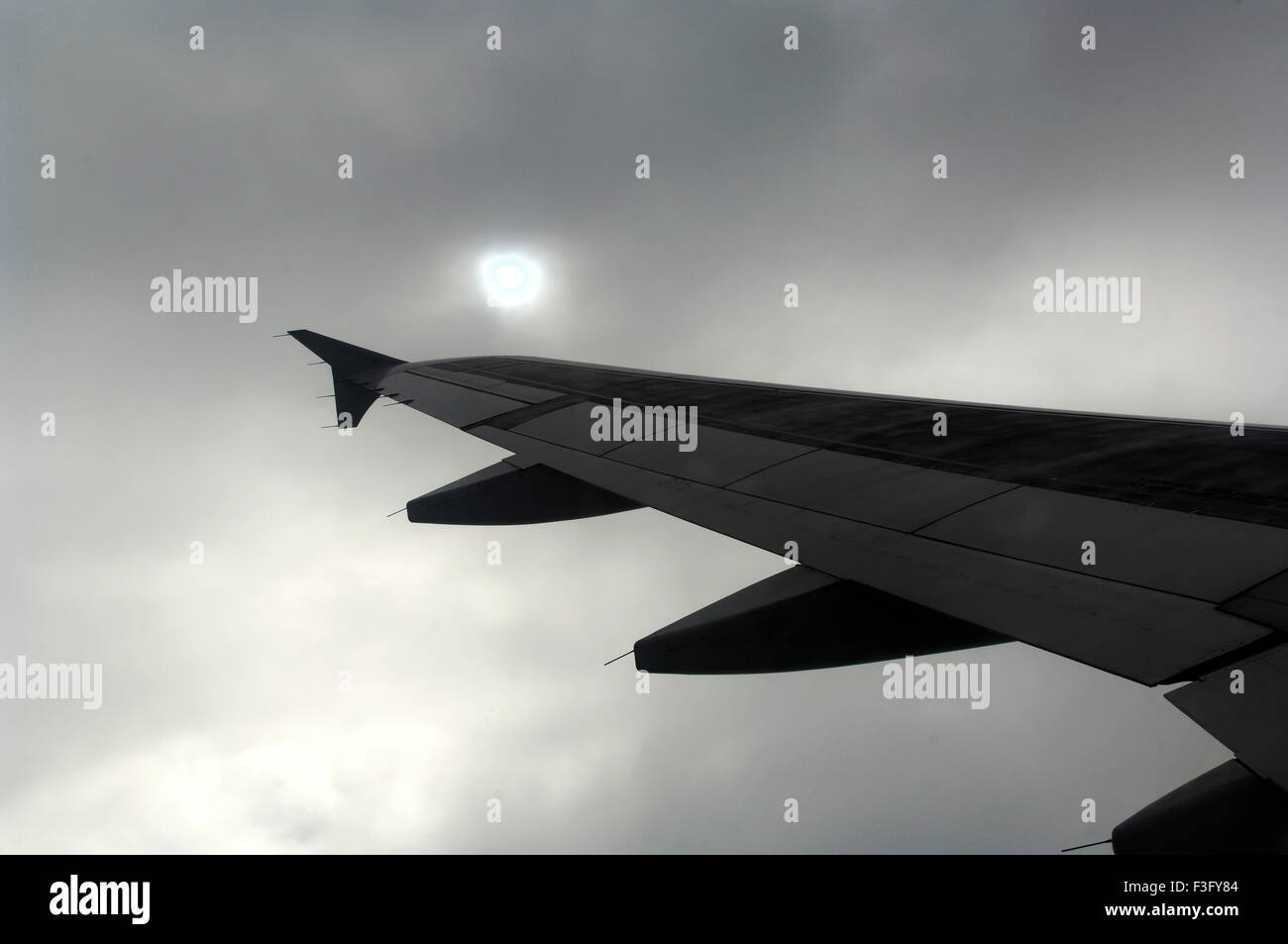 Avec le soleil et nuages à partir d'avions vu l'aile Banque D'Images Avec le soleil et nuages à partir d'avions vu l'aile Banque D'Images