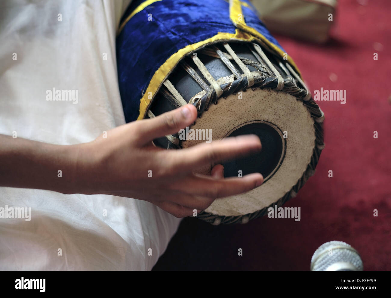 Homme jouant mridangam instrument de musique sud-indien dans la cérémonie religieuse Inde Asie tambour asiatique Banque D'Images