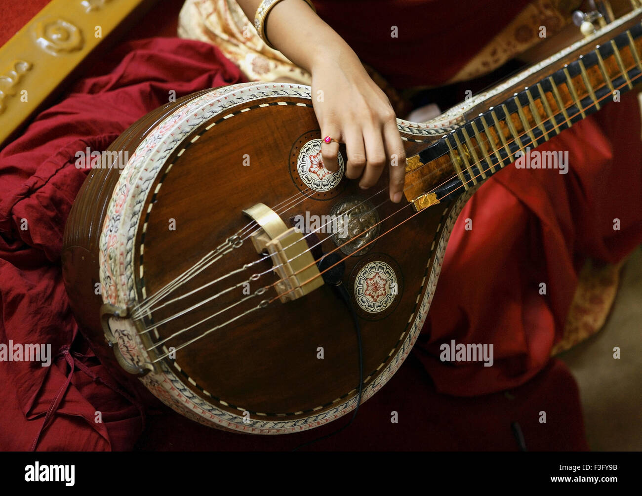 Dame jouant veena instrument de musique sud-indien dans la cérémonie religieuse Inde Banque D'Images