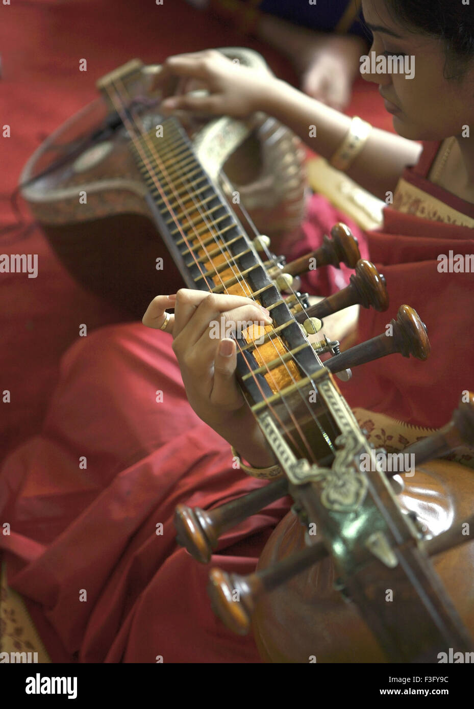 Lady jouant Veena South Indian instrument de musique, Inde, Asie, asiatique, femme indienne jouant instrument de musique vina Banque D'Images