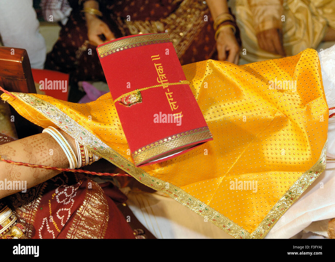 Époux et d'effectuer en cérémonie de mariage vidhi Banque D'Images
