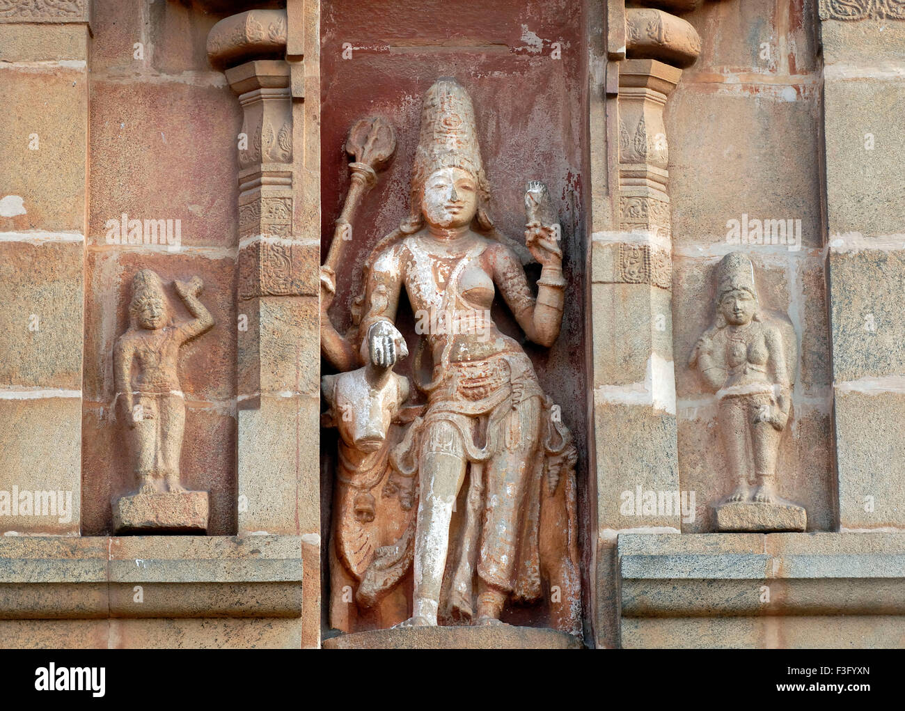 Ardhanari Rishaba sculpture sur le mur extérieur de Brihadishvara temple est 10ème siècle temple Chola Thanjavur ; Tamil Nadu Banque D'Images