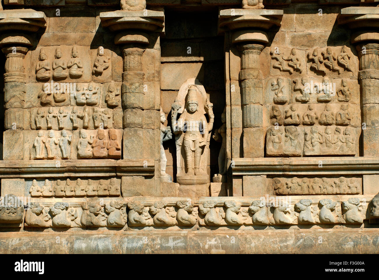 11e siècle statue sur le mur extérieur ; Gangaikonda Cholapuram ; temple Brihadishvara Cholas Shiva temple Tamil Nadu Banque D'Images