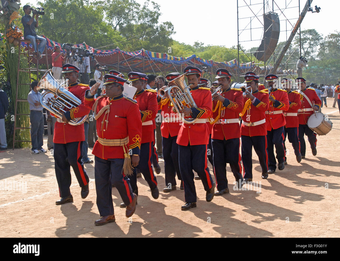 Hommes défilé de bande hommes jouant de la musique instrument de musique trompette procession ; Inde ; Asie Banque D'Images