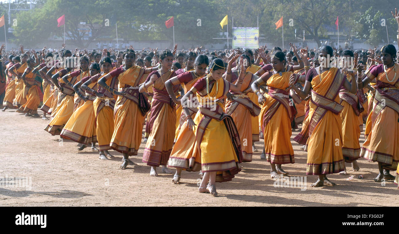 Les femmes qui exécutent la danse indienne traditionnelle sur le sol pour une occasion spéciale ; Inde Banque D'Images