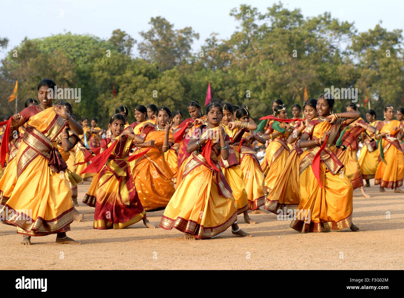 Les femmes qui exécutent la danse indienne traditionnelle sur le sol pour une occasion spéciale ; Inde Banque D'Images