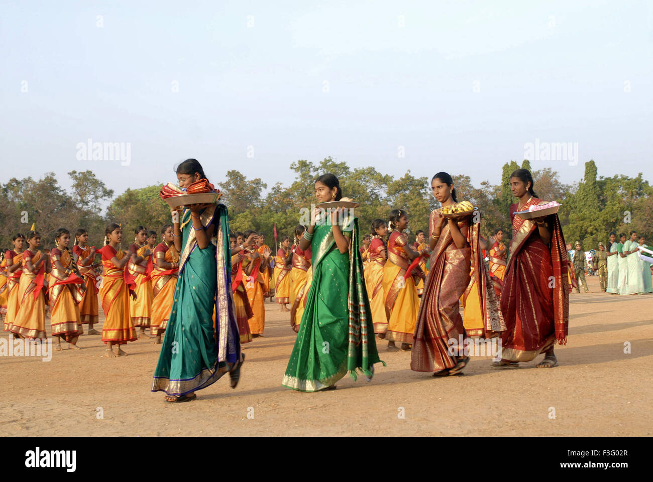 Les femmes qui exécutent la danse indienne traditionnelle sur le sol pour une occasion spéciale ; Inde Banque D'Images