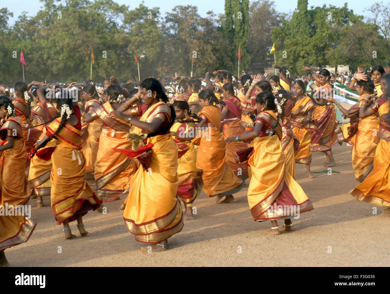 Woman performing danse traditionnelle indienne sur le sol pour une occasion spéciale ; Inde Banque D'Images