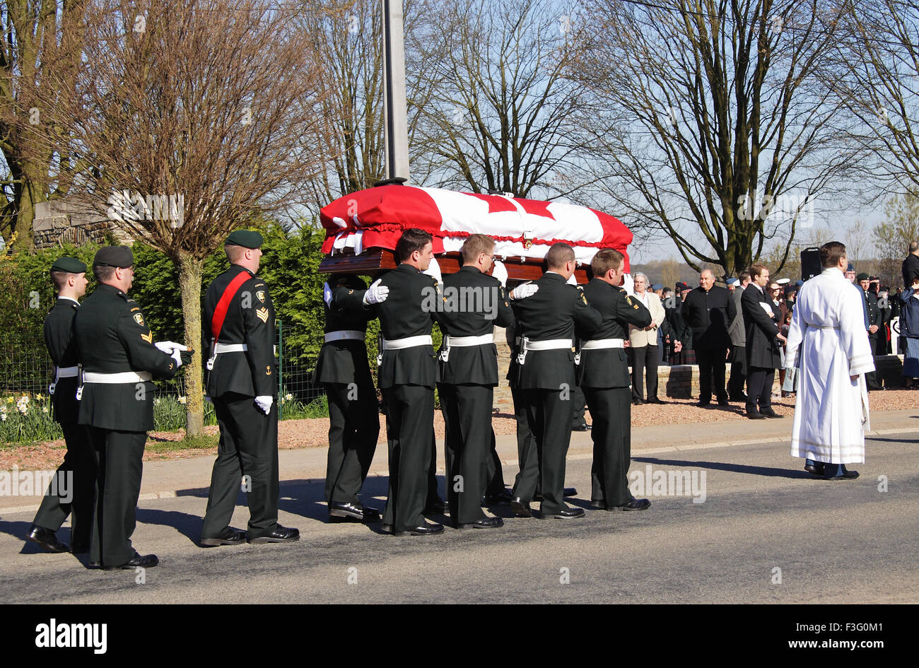 Funérailles militaires d'une guerre mondiale Un soldat canadien trouvé sur un champ de bataille sur la Somme, le nord de la France Banque D'Images