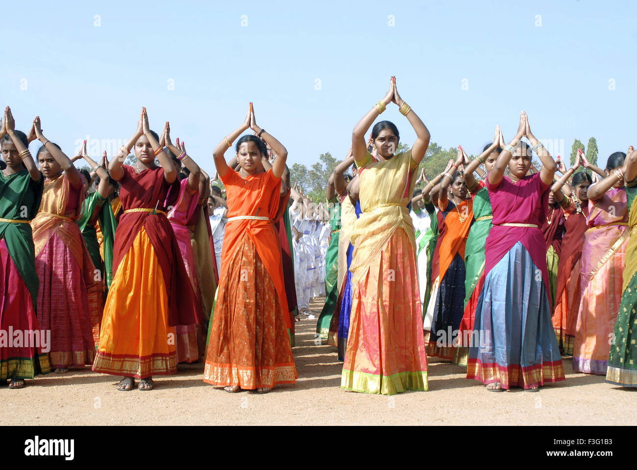 Les femmes qui exécutent des danses en groupe programme festif ; Inde ; Kerala Banque D'Images