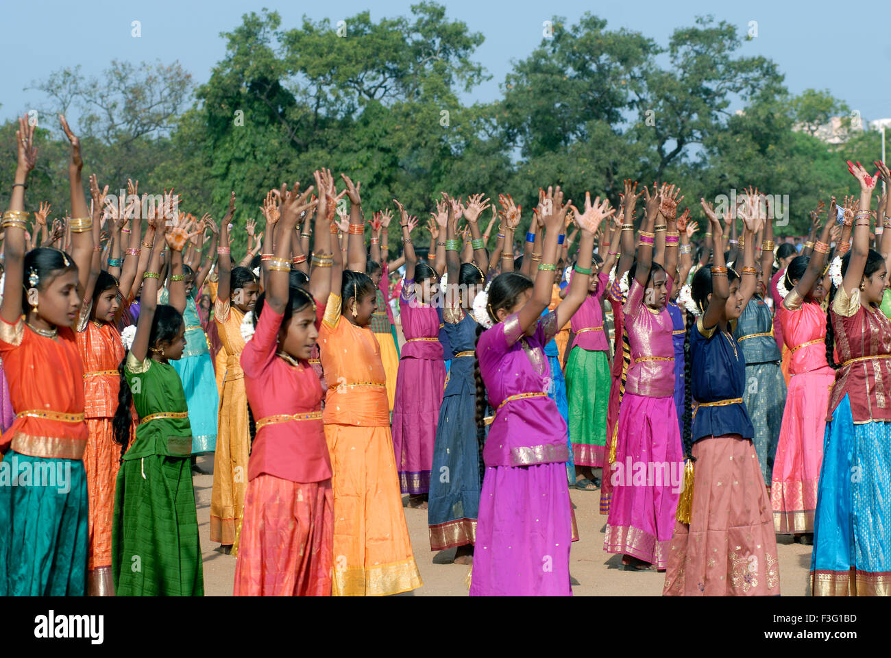 Les enfants qui exécutent la danse de groupe ; Kerala ; Inde ; Asie Banque D'Images