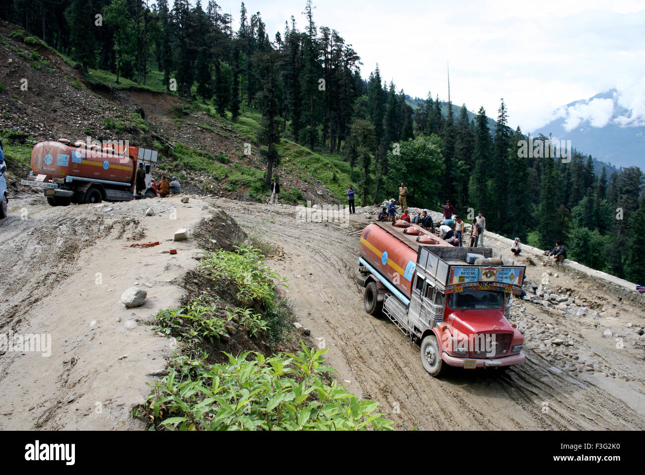 Camions sur route boueuse ; Manali Himachal Pradesh ; Inde ; Banque D'Images