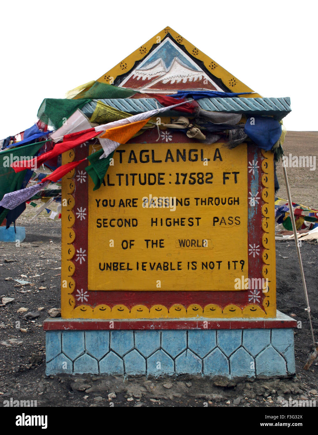 Étape importante à Tanglang la (Alt. 17582 ft.) ; Ladakh ; Jammu-et-Cachemire en Inde ; Banque D'Images