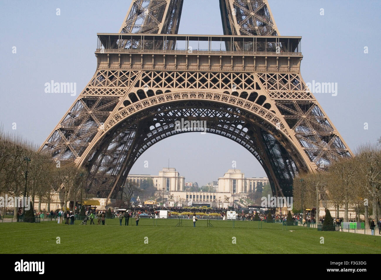 Tour Eiffel sept merveille du monde ; Paris ; France ; Europe Banque D'Images