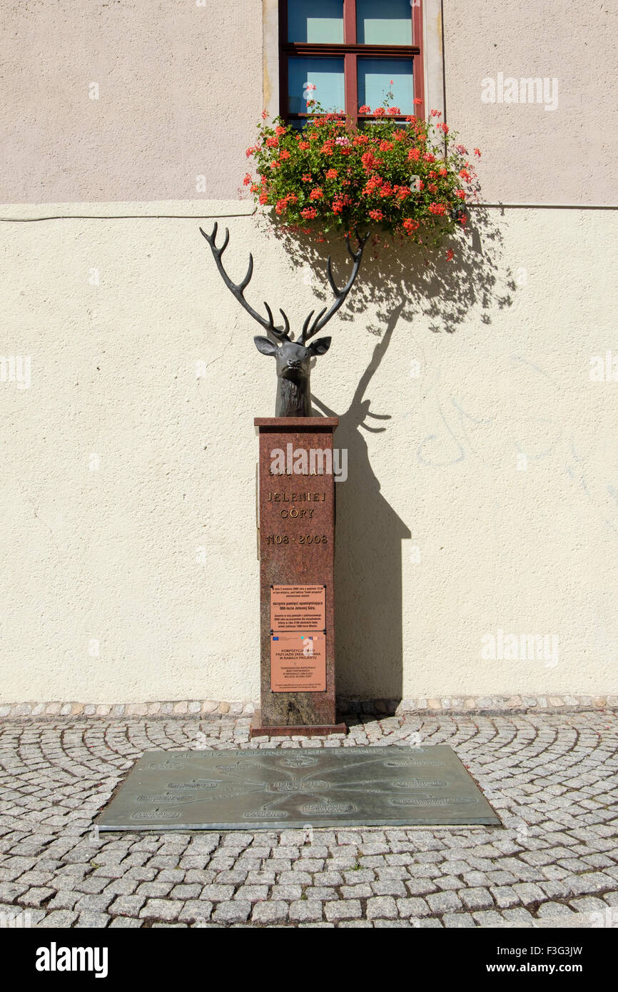 Statue de cerf et plaque commémorant les 900 ans de Park Hotel Plac ou Place de la Mairie, Jelenia Gora, la Basse Silésie, Pologne Banque D'Images