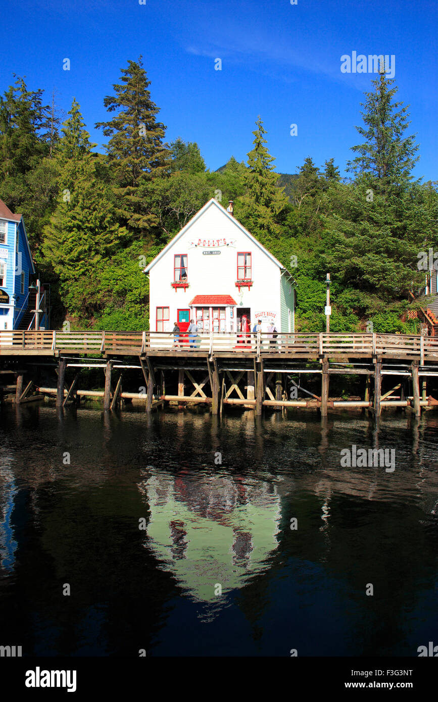 La réflexion ; maison sur plate-forme en bois ; Creek street ; Ketchikan Alaska ; U.S.A. ; Etats-Unis d'Amérique Banque D'Images