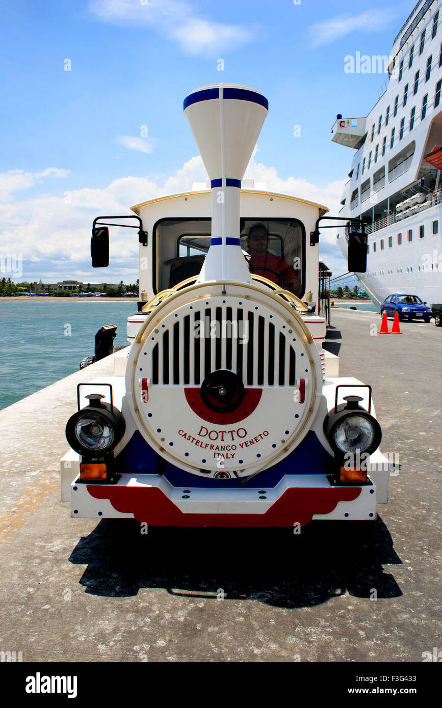 Déménagement homme assis dans machine à vapeur ; Costa Rica ; Amérique Centrale Banque D'Images
