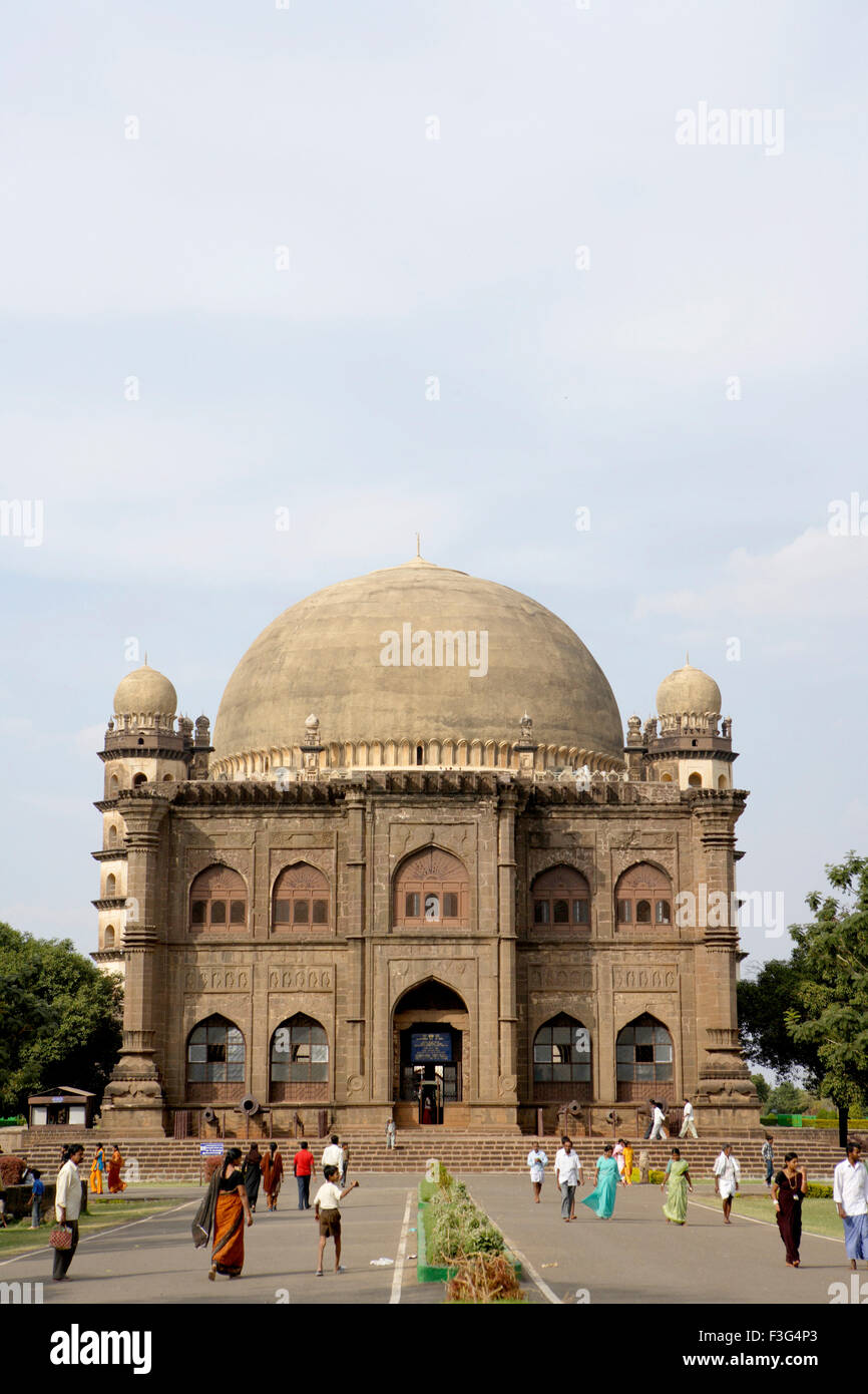 En face du musée Gol Gumbaz construit 1659 Mausolée de Muhammad Adil Shah ii 1627 57 piliers non pris en charge de Bijapur Karnataka Banque D'Images