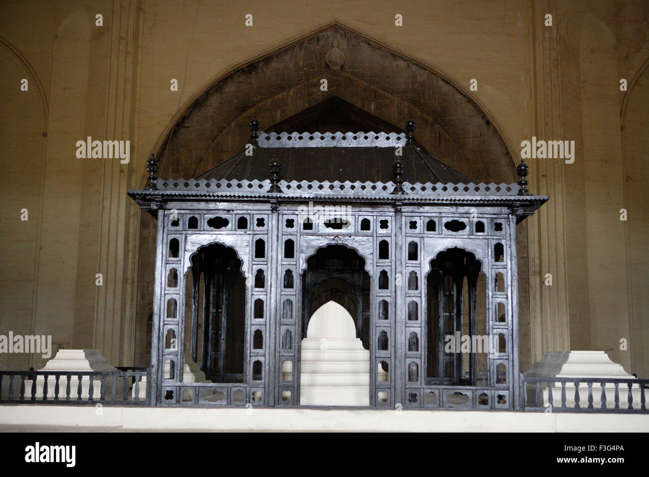 Gol Gumbaz ; construit en 1659 ; Mausolée de Muhammad Adil Shah II stand cercueils plate-forme surélevée de Bijapur ; Karnataka Banque D'Images