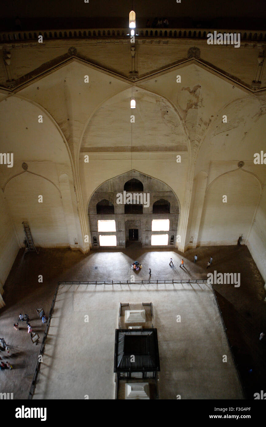 Gol Gumbaz ; construit en 1659 le mausolée de Muhammad Adil Shah ; II les cercueils de la famille stand plate-forme surélevée de Bijapur Karnataka Banque D'Images
