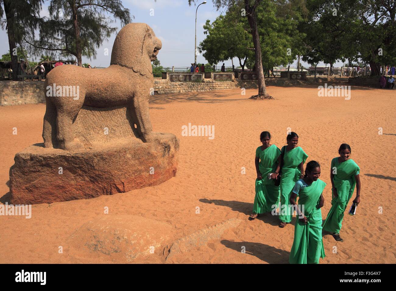 Véhicule Lion dieu Durga Draupadi Ratha college girls Pancha sari Roi Rathas temples rock monolithe Mamalla Tamil Nadu Banque D'Images