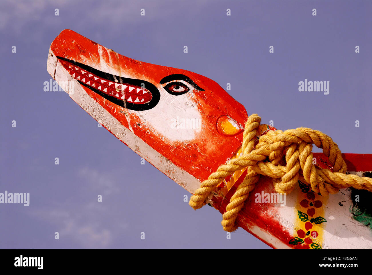 Face Crocodile peint sur bateau de pêche au Kunkeshwar Sindhudurga Dist ; ; ; Inde Maharashtra Banque D'Images