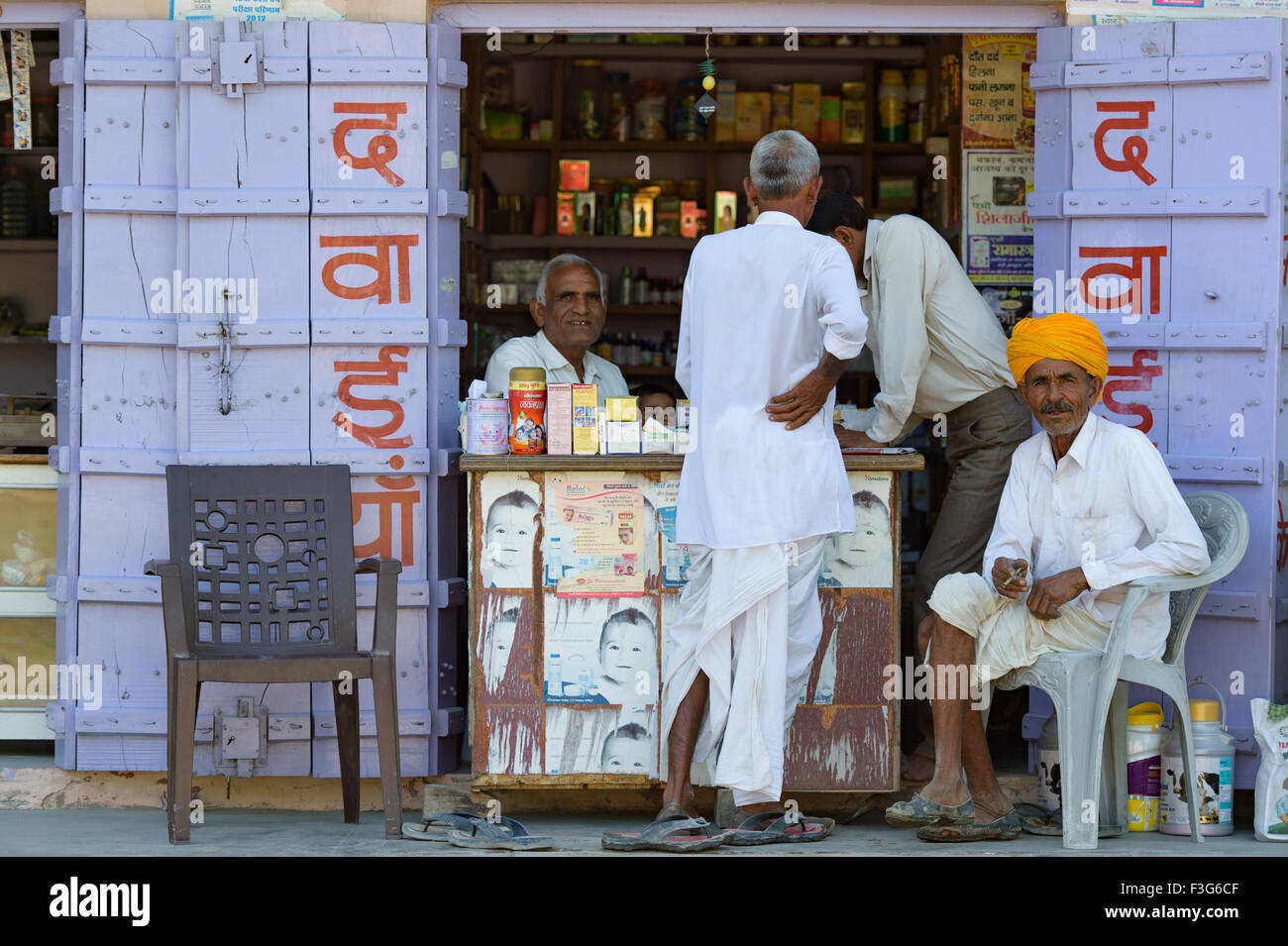 Les gens non identifiés posent pour l'appareil photo dans les rues de Pushkar, Inde. Banque D'Images